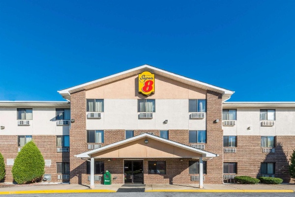 Super 8 by Wyndham Front Royal image 1