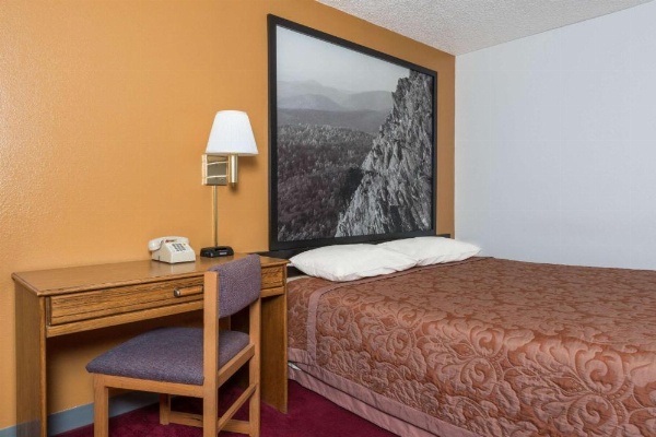 Super 8 by Wyndham Front Royal image 11