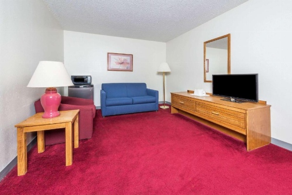 Super 8 by Wyndham Front Royal image 12