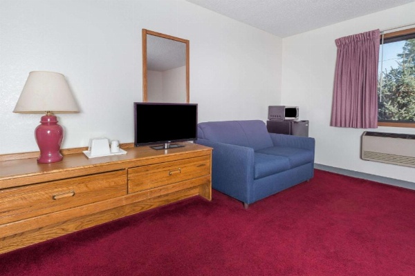 Super 8 by Wyndham Front Royal image 13