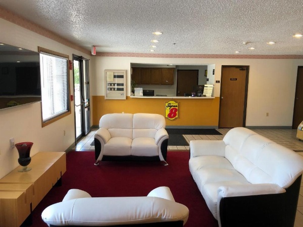Super 8 by Wyndham Front Royal image 17