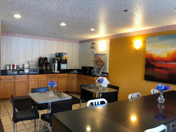 Super 8 by Wyndham Front Royal image 18