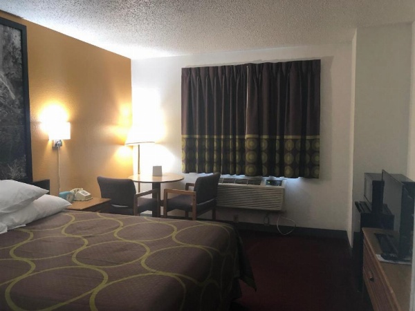 Super 8 by Wyndham Front Royal image 24