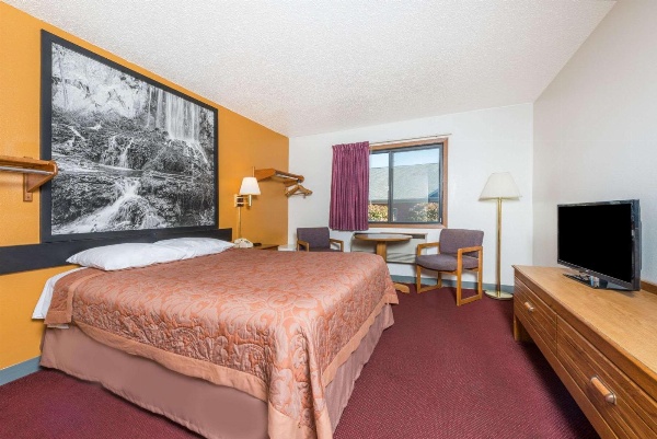 Super 8 by Wyndham Front Royal image 6